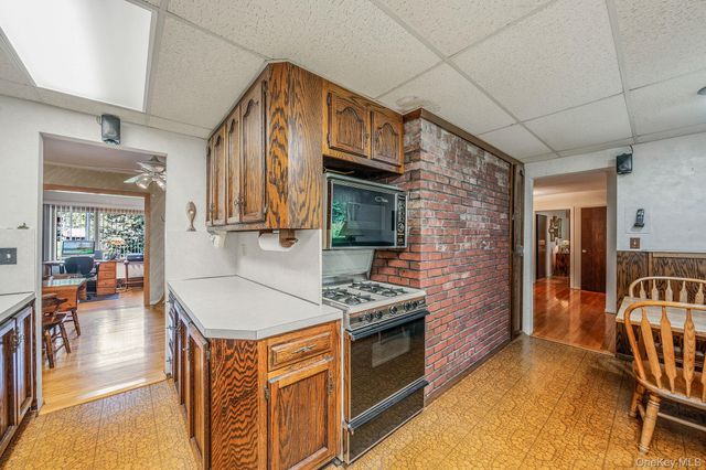 280 Deforest Road N, Dix Hills, NY 11746