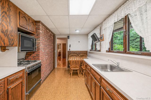 280 Deforest Road N, Dix Hills, NY 11746