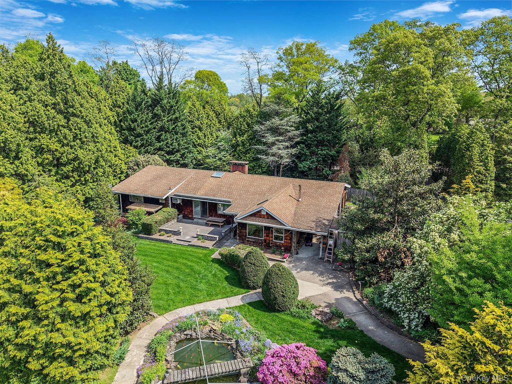 280 Deforest Road N, Dix Hills, NY 11746