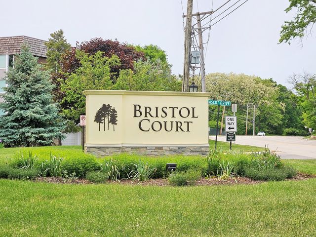 200 Thames Parkway 1K, Park Ridge, IL 60068