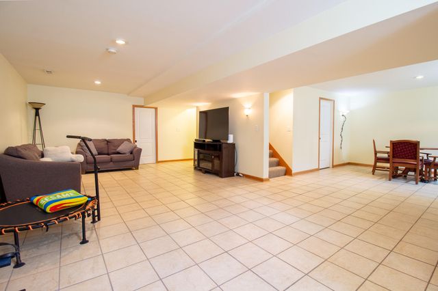 2550 Honelee Court, Valparaiso, IN 46385