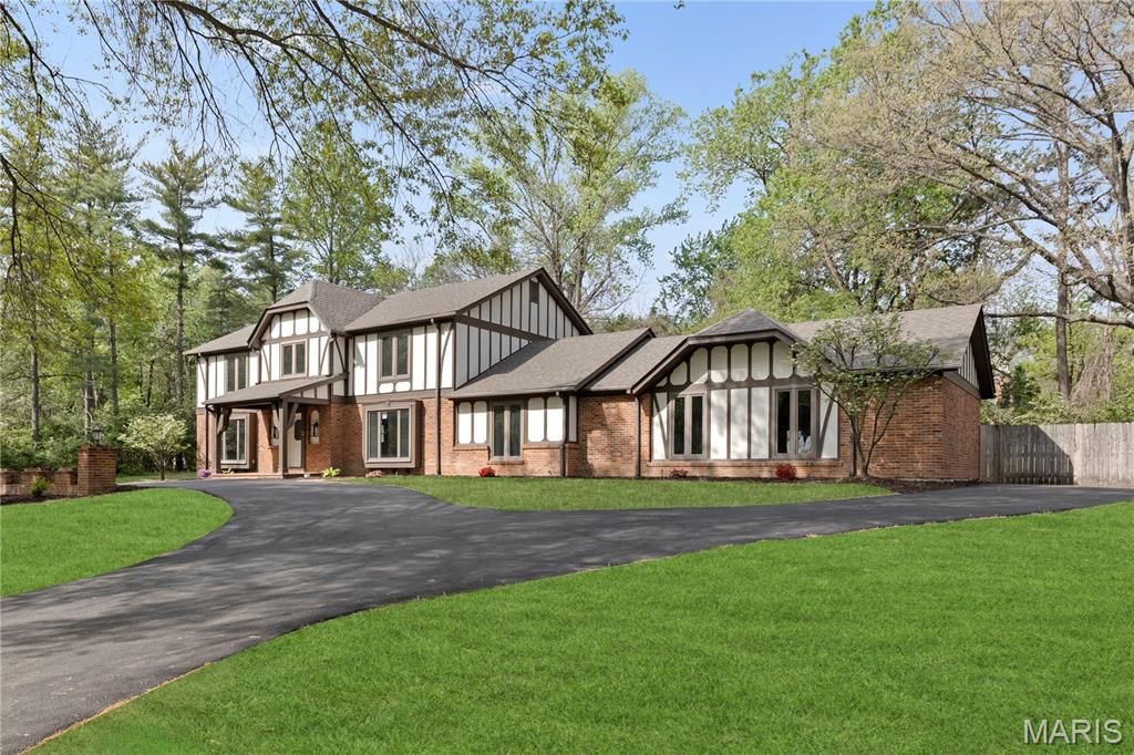 123 Pinehurst Estates Drive, Creve Coeur, MO 63141