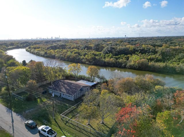 1910 Duncan Drive, Oyster Creek, TX 77541