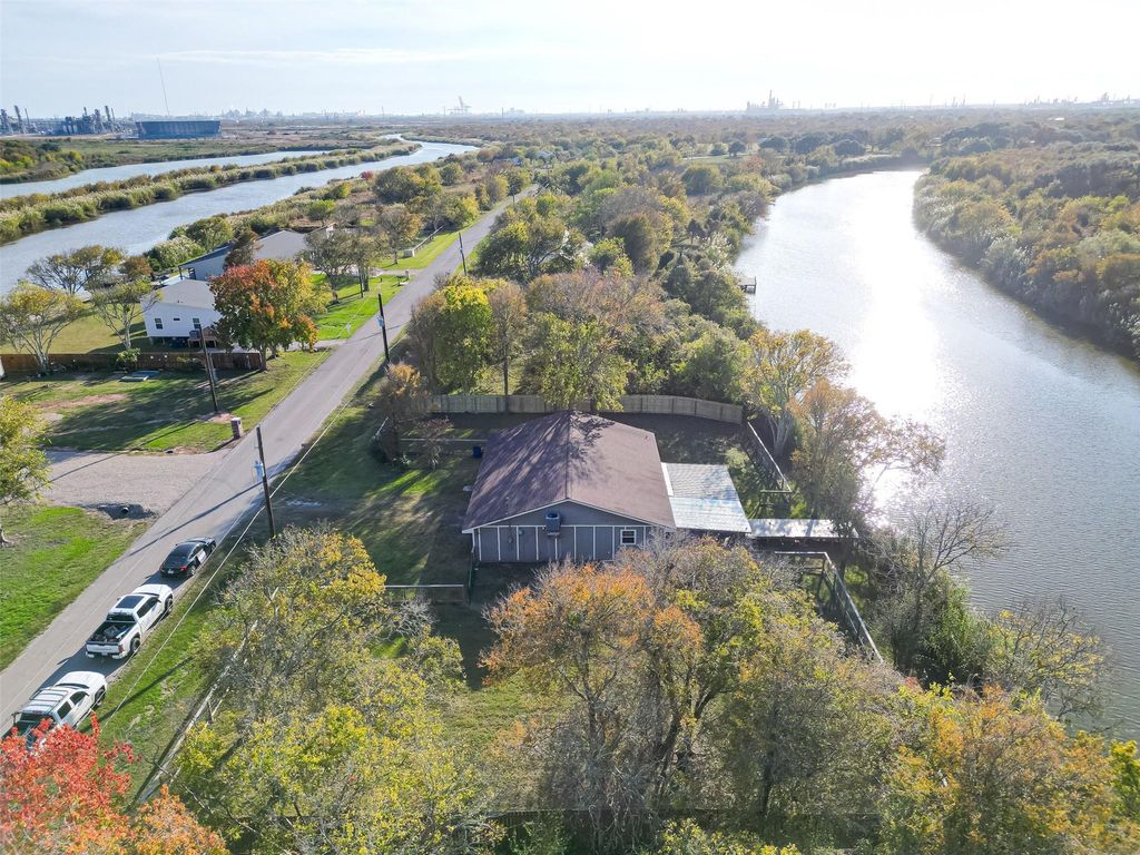 1910 Duncan Drive, Oyster Creek, TX 77541