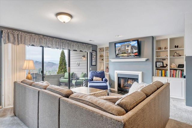 4910 Hunting Hills CIR, Roanoke, VA 24018