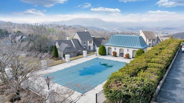 4910 Hunting Hills CIR, Roanoke, VA 24018