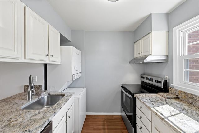 6146 STRASBURG DR, Centreville, VA 20121