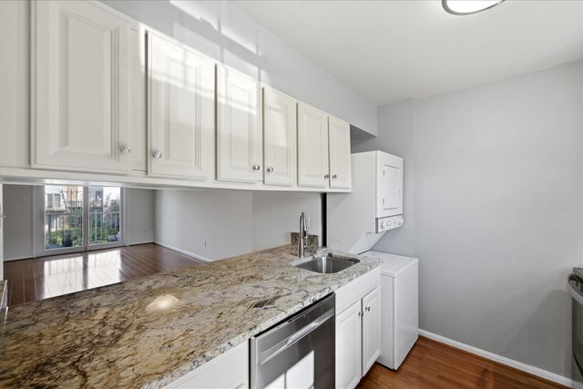 6146 STRASBURG DR, Centreville, VA 20121
