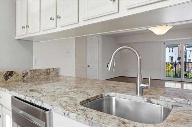 6146 STRASBURG DR, Centreville, VA 20121