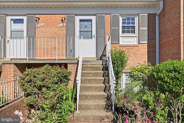 6146 STRASBURG DR, Centreville, VA 20121