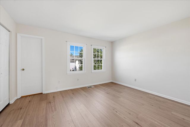 6146 STRASBURG DR, Centreville, VA 20121