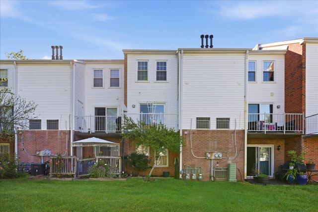 6146 STRASBURG DR, Centreville, VA 20121