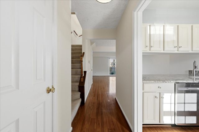 6146 STRASBURG DR, Centreville, VA 20121