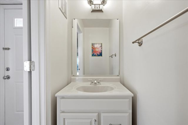 6146 STRASBURG DR, Centreville, VA 20121