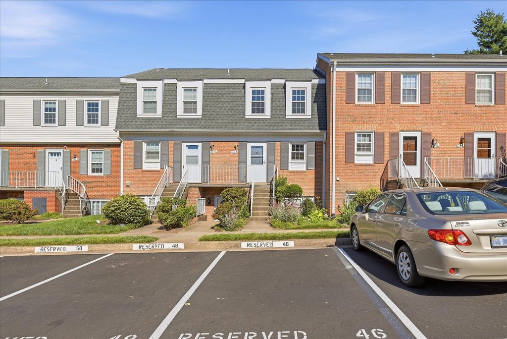 6146 STRASBURG DR, Centreville, VA 20121