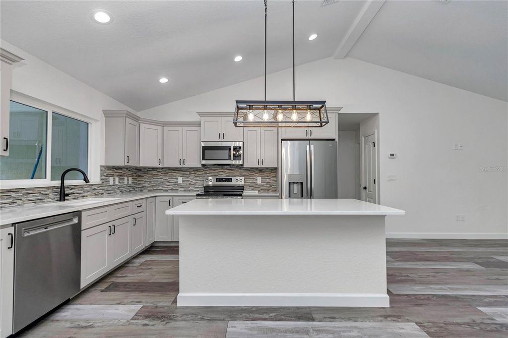 Image 14 of property listing at 18471 SW 66 LOOP, Dunnellon, FL 34432