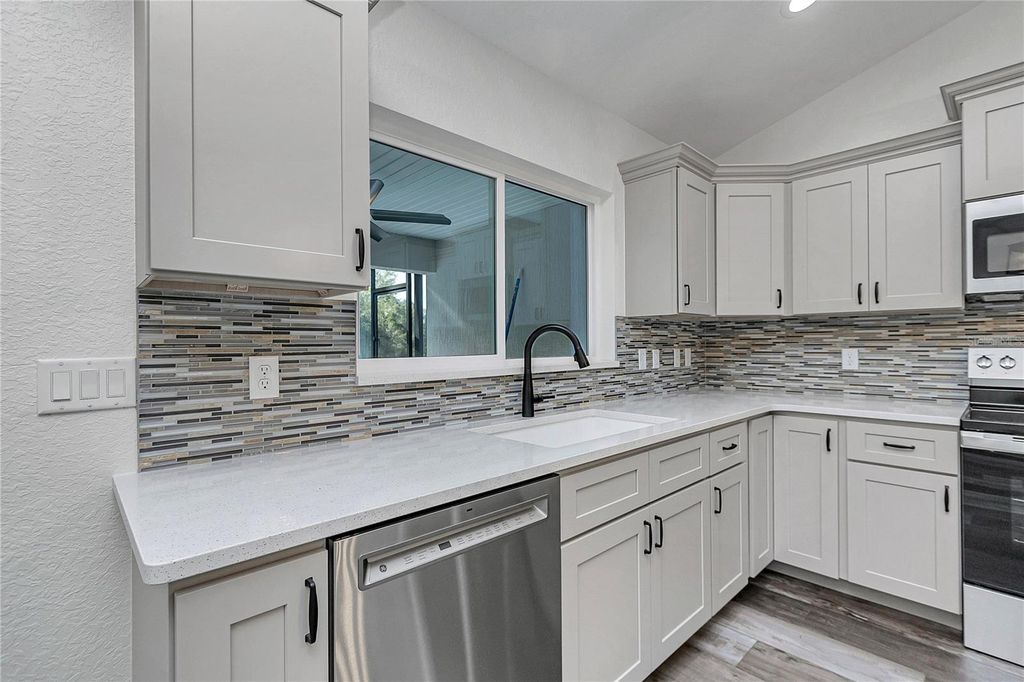 Image 15 of property listing at 18471 SW 66 LOOP, Dunnellon, FL 34432