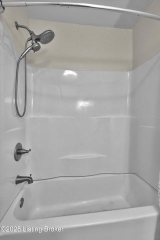 916 Schiller Ct, Louisville, KY 40204