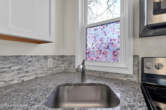 916 Schiller Ct, Louisville, KY 40204