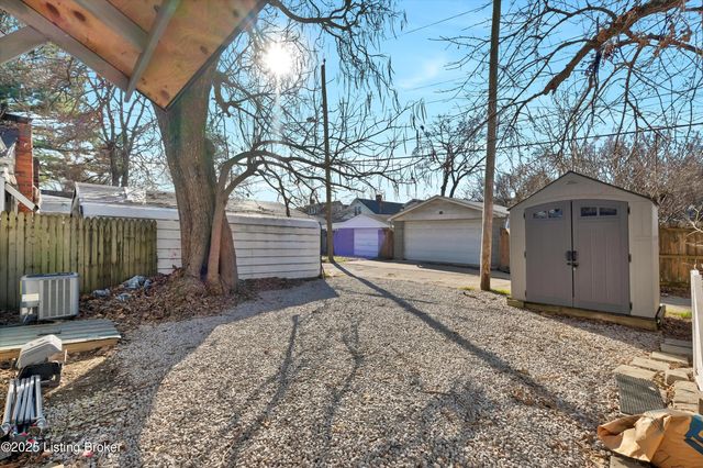 916 Schiller Ct, Louisville, KY 40204