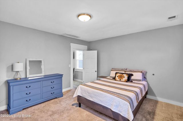 916 Schiller Ct, Louisville, KY 40204