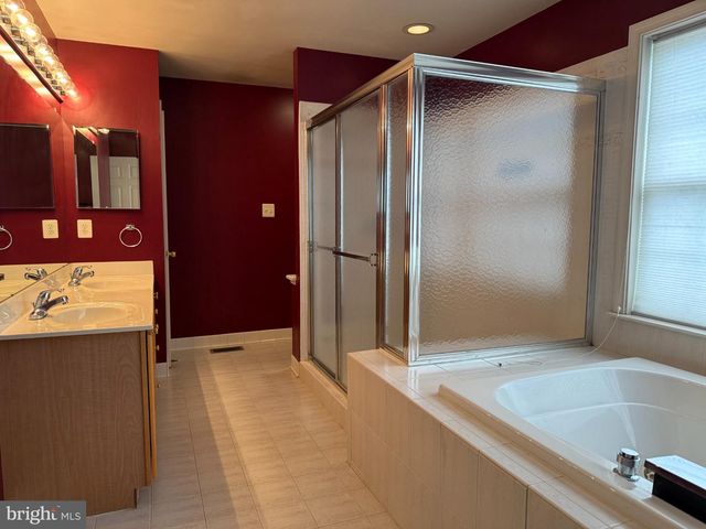2242 W GREENLEAF DR W, Frederick, MD 21702