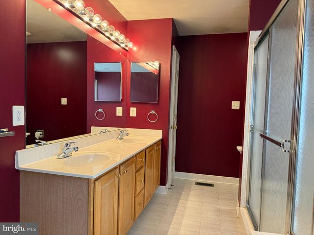 2242 W GREENLEAF DR W, Frederick, MD 21702