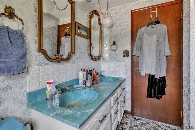 32 Brookedge Road, Cheektowaga, NY 14043