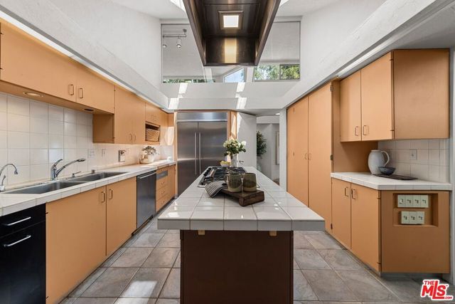 12316 16th Helena Drive, Los Angeles, CA 90049