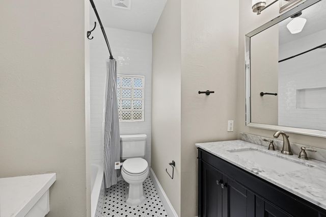 1721 Airline Drive, Houston, TX 77009