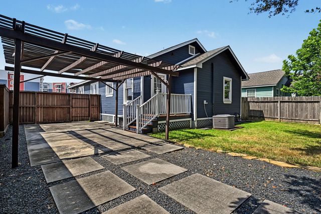 1721 Airline Drive, Houston, TX 77009