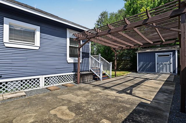 1721 Airline Drive, Houston, TX 77009
