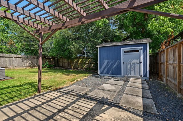 1721 Airline Drive, Houston, TX 77009
