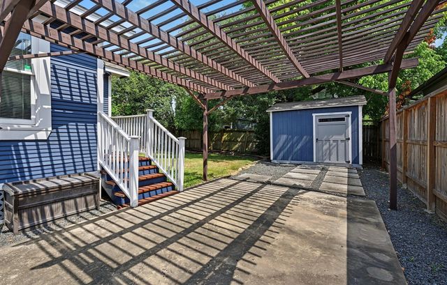 1721 Airline Drive, Houston, TX 77009