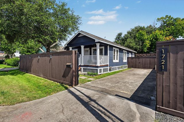 1721 Airline Drive, Houston, TX 77009