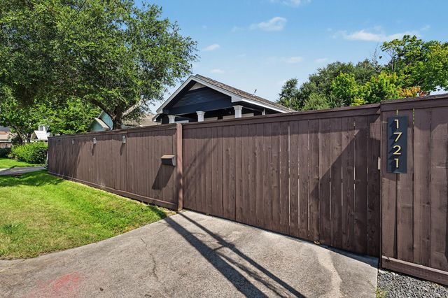 1721 Airline Drive, Houston, TX 77009