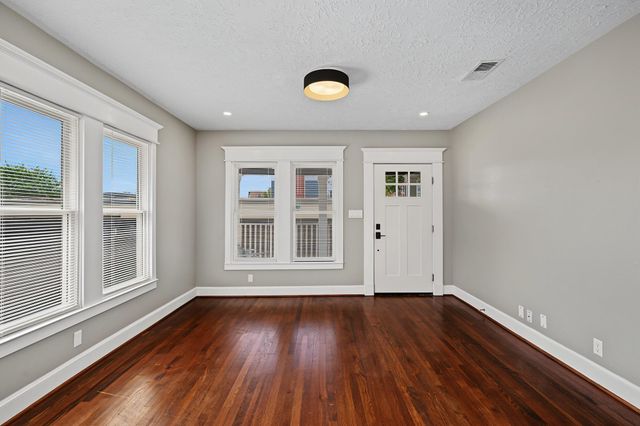 1721 Airline Drive, Houston, TX 77009