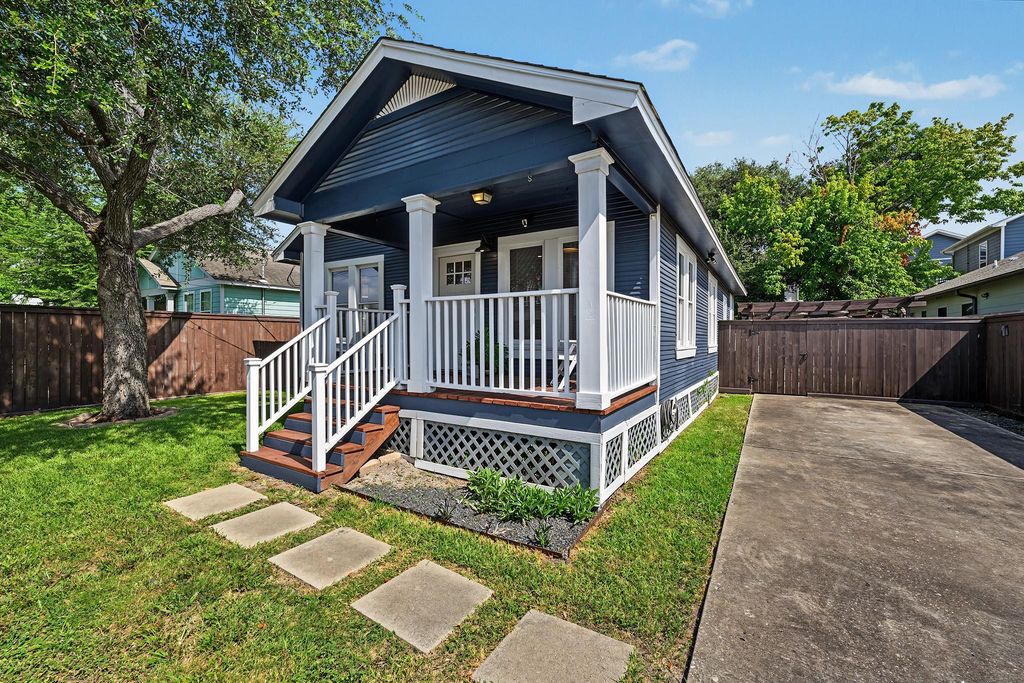 1721 Airline Drive, Houston, TX 77009