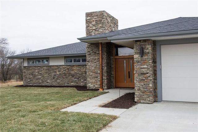 11 E 1100 Road, Baldwin City, KS 66066