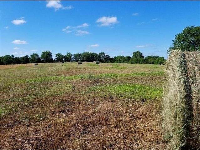 11 E 1100 Road, Baldwin City, KS 66066