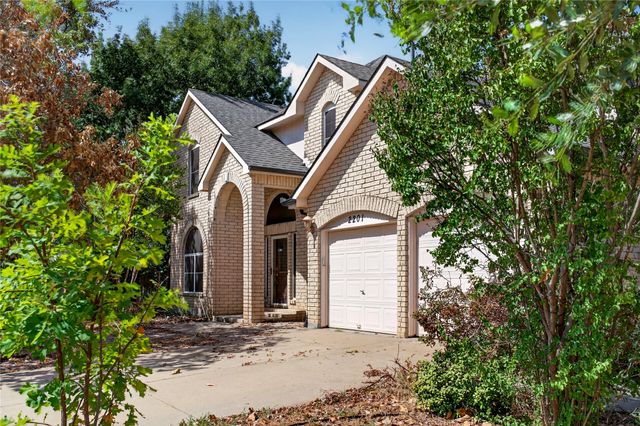 2201 W Brooklake Street, Denton, TX 76207