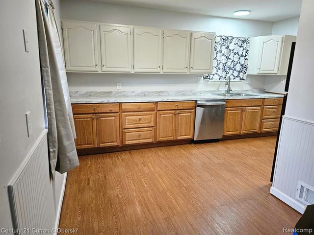 25643 Carlysle Street, Dearborn Heights, MI 48125