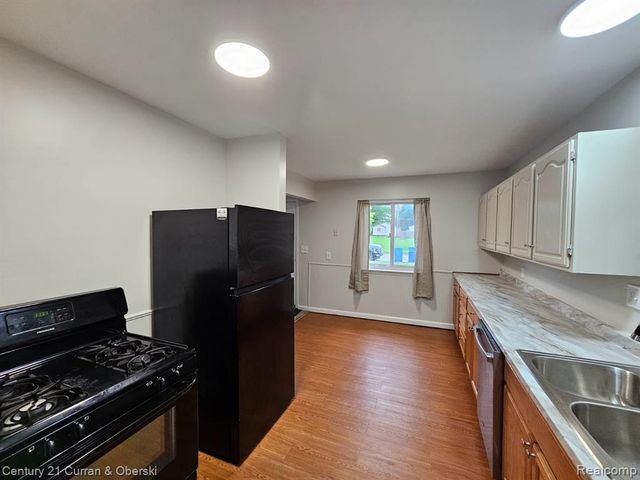 25643 Carlysle Street, Dearborn Heights, MI 48125