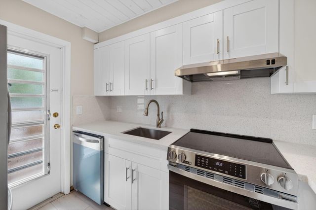 2050 NE 39th Street S210, Lighthouse Point, FL 33064