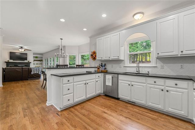 542 Fairway Drive, Woodstock, GA 30189