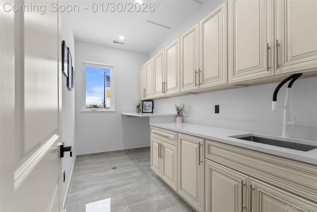 5321 rochester rd, Troy, MI 48058