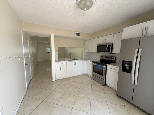 14902 SW 82nd Ln 13-205, Miami, FL 33193