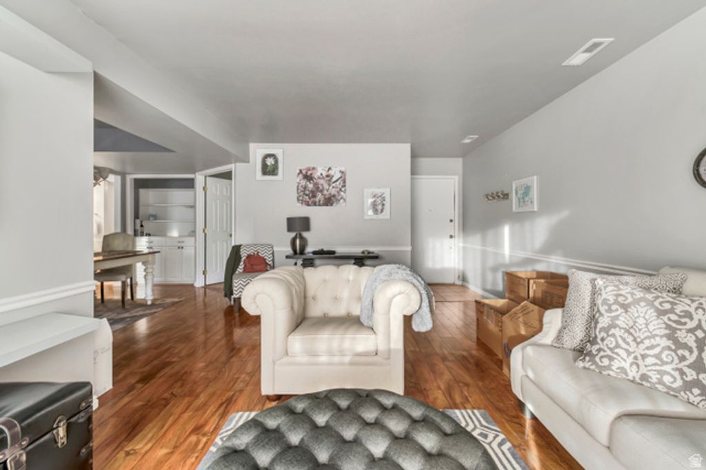 Image 5 of property listing at 5761 S WATERBURY CIR #I, Murray, UT 84121