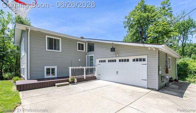 500 Neptune Drive, Ortonville, MI 48462