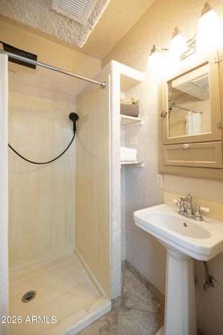 1636 E PINCHOT Avenue, Phoenix, AZ 85016